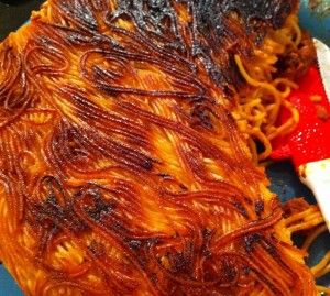 Persian Espaghetti (Persian Macaroni) with Tahdig Persian Macaroni, Persian Spaghetti Recipe, Tahdig Recipe, Persian Dishes, Spaghetti With Meat, Healthy Easy Recipes, Persian Food, Healthy Easy, Sunday Night