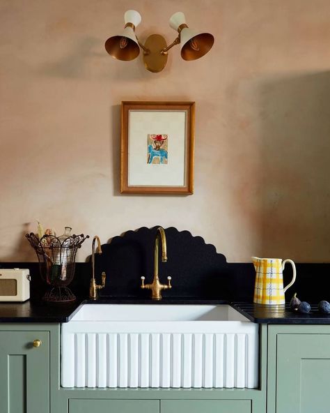 scalloped-backsplash-kitchen-sink-matilda-goad-london-home-flat-soapstone Matilda Goad, Tribeca Apartment, Powder Room Design, London Flat, West Elm, Kitchen Backsplash, First Home, House Inspiration, A Kitchen