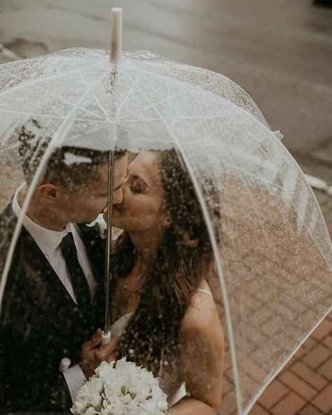 Umbrella Wedding Pictures, Umbrella Wedding Photos, Rain Wedding Photos, Rainy Engagement Photos, Rainy Photoshoot, Rainy Wedding Photos, Belfast Castle, Rain Kiss, Courthouse Wedding Photos