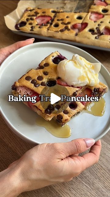 Dr Hazel Wallace BSc MSc MBBCh on Instagram: "Baking tray pancakes 🥞   Literally game changing if you’re cooking for a few people at once 🤝 You can use any pancake batter for this method (we have lots on The Food Medic if you need inspo!)💖   Ingredients (makes 8) * 200g of self raising flour ⠀ * 60g of oats * 1 teaspoon of baking powder ⠀⠀ * 250ml of milk of your choice * 2 eggs ⠀ * 1 teaspoon of vanilla extract * 3 tbsps maple syrup⠀ * toppings of choice  1️⃣Preheat the oven to 180°C and line a baking tray (I used a medium sized 35Cm X 25Cm tray) 2️⃣sift the flour together with baking powder into a bowl, add the oats and stir. in a separate bowl crack in the eggs and whisk until smooth. Add the maple syrup, milk and vanilla. Pour into the dry ingredients mixing continuously 3️⃣Spread i Tray Pancakes, Hazel Wallace, Beautiful Baking, Self Raising Flour, Cooking For A Crowd, Baking Tray, Pancake Batter, Pancakes And Waffles, 2 Eggs