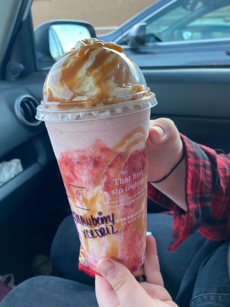 Strawberry Starbucks Drink, Caramel Drinks, Crunch Topping, Starbucks Secret Menu Recipes, Secret Starbucks Drinks, Starbucks Secret Menu Drinks, Starbucks Coffee Drinks, Caramel Drizzle, Yum Yum Sauce