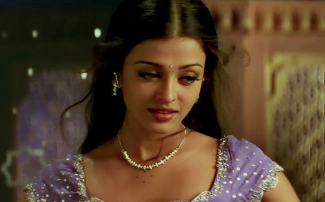 Aishwarya Rai Purple Lehenga, Lehenga Aesthetic, Bride Sarees, Lavender Lehenga, Bollywood Aesthetic, Purple Lehenga, Dasha Taran, Pretty Landscapes, Vintage Bollywood