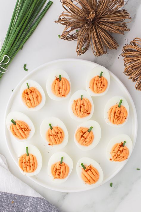 A fun fall take on classic deviled eggs, these easy Pumpkin Deviled Eggs are the perfect appetizer for Halloween, Thanksgiving, or any fall gathering. Spooky Thanksgiving, Pumpkin Deviled Eggs, Thanksgiving Deviled Eggs, Pelottava Halloween, Tiny Pumpkins, Fall Food Ideas, Decorações Com Comidas, Halloween Food Treats, Chipotle Chili