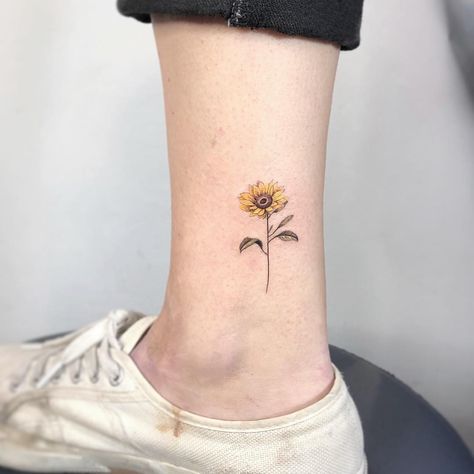 My favorite flower 🌻✨ Mini Tattoos Sunflower, Small Tattoos Sunflower Simple, Small Sunflower Tattoo On Ankle, Sunflower Minimalist Tattoo Design, Sunflower Tattoo Danty, Model Tattoo, Tato Minimal, Tattoo Girls, Tiny Tattoo