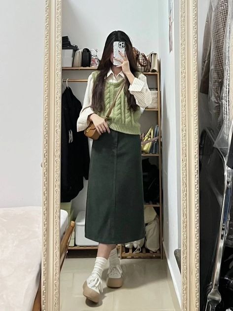 Outfit Ideas Green, Modest Winter Outfits, Rok Outfit, Outfit Everyday, Muslim Outfits Casual, Korean Casual Outfits, Everyday Fashion Outfits, Stylish Outfit, Decorative Elements