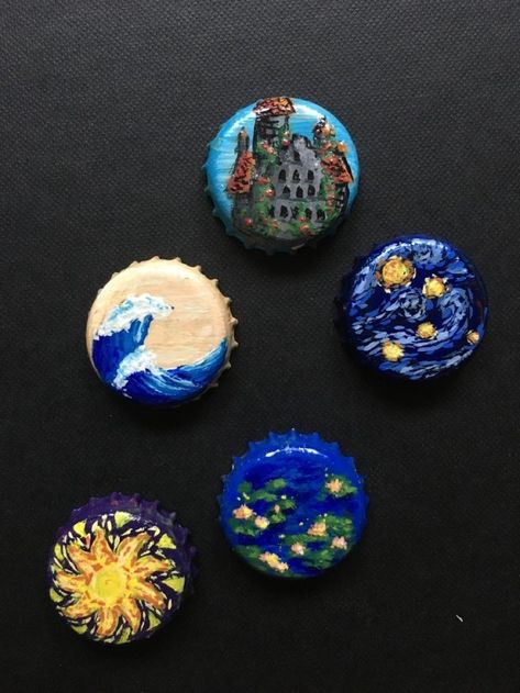 Bottle Lid Crafts, Bottons Ideas, Painted Bottle Caps, Bottle Cap Pins, Bottle Cap Art, Tanah Liat, Bottle Cap Crafts, Diy Pins, Diy Crafts To Do