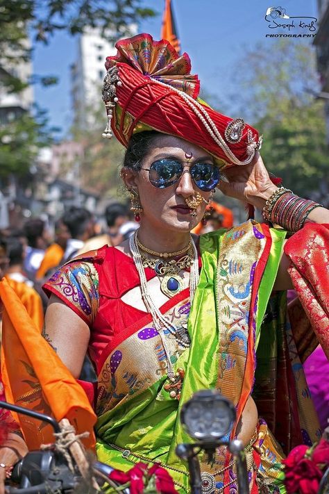 Gudipadwa Photoshoot, Marathi Saree Look, Gudi Padwa Marathi, Maharashtrian Culture, Marathi Mulgi, Indian Outfits Modern, Marathi Saree, Marathi Culture, Girl Riding Motorcycle