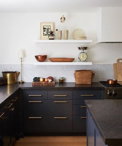 Getting Your Kitchen Ready for Summer: A Guide | L'Essenziale Kitchens Classic, Sea Vibes, Kitchen Dark, Interior Design Minimalist, Cabin House, Decor Ikea, Countertops Kitchen, Dark Cabinets, Summer Kitchen