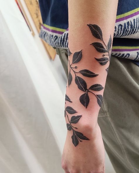 Hand Wrist Wrap Tattoo, Fern Arm Wrap Tattoo, Creeping Vine Tattoo, Wrist Wrap Tattoo Men, Black Ivy Tattoo, Blackwork Plant Tattoo, Black Botanical Tattoo, Black Vine Tattoo, Tattoos Around Wrist