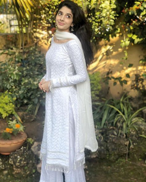 Urwa Hocane White Dress, White Shalwar Kameez, Urwa Hocane, Mawra Hocane, Pakistani Formal Dresses, Simple Pakistani Dresses, Hijabi Fashion, Shalwar Kameez, Fashion Attire