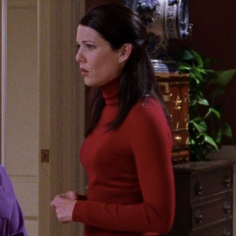 lorelai gilmore Red Turtleneck Outfit, Turtleneck Outfit, Lauren Graham, Lorelai Gilmore, Red Turtleneck, Downtown Girl, Red Sweater, Winter Clothes, Gilmore Girls