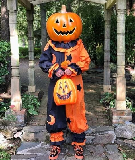 Pumpkin Clown Costume, Vintage Halloween Aesthetic Costume, 90’s Halloween, 90s Halloween Aesthetic, Old Halloween Aesthetic, Pumpkin Clown, Jack O Lantern Costume, Halloween Fanart, Halloween Swag