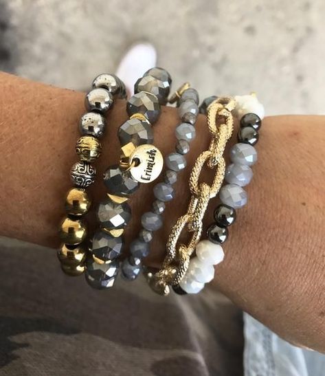 Erimish Bracelets, Bracelets Stack, Classy Jewelry, Stacked Jewelry, Feather Necklaces, Bracelet Black, Bracelet Crafts, Bijoux Diy, Trendy Jewelry