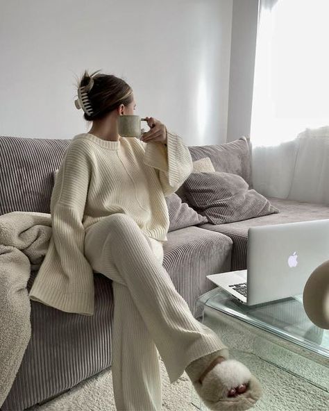 Cozy Home Outfit, Lounge Set Outfit, Classy Loungewear, Pajamas Aesthetic, At Home Outfits, Lounge Outfits, Outfits Lazy, Loungewear Outfits, Lounge Outfit