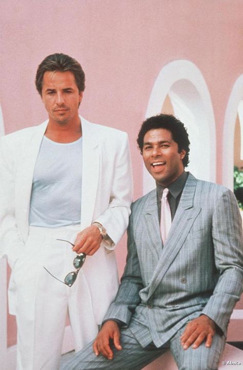 Don Johnson as 'Sonny Crockett' & Philip Michael Thomas as 'Rico Tubbs' in Miami Vice (1984-89, NBC) Miami Vice Party, Miami Vice Fashion, Donna Mills, Cocktail Hour Wedding, Michael Thomas, Don Johnson, Fashion 80s, Miami Vice, Dakota Johnson