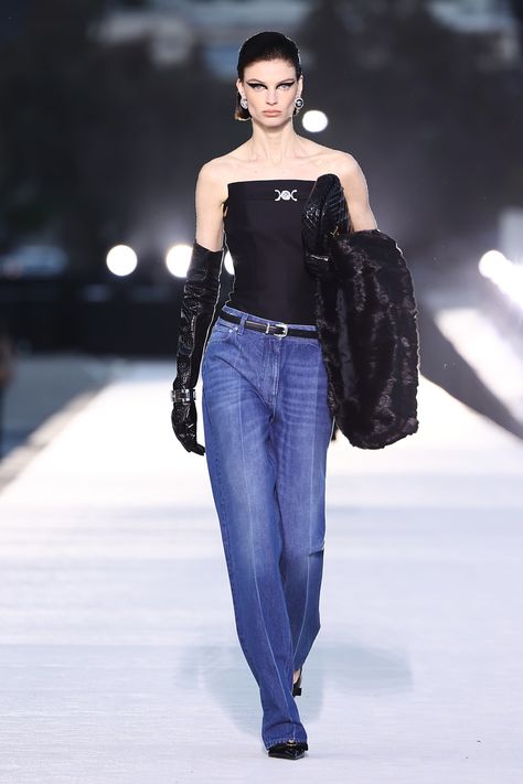 Simple Clothes, Versace Runway, Versace Brand, Atelier Versace, Donatella Versace, Versace Outfit, Fall 2023, Stage Outfits, Italian Fashion