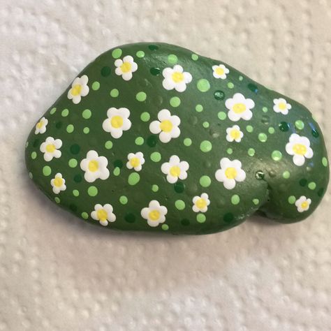 Painting On Rocks Ideas Simple, Cute Simple Rock Painting Ideas, Pebble Painting Simple, Rock Painting Ideas Dots, Rock Painting Ideas Flowers Simple, Painted Rocks Ideas Easy Flowers, Painted Rocks Aesthetic, Stone Painting Easy Simple, Rock Painting Ideas Flowers