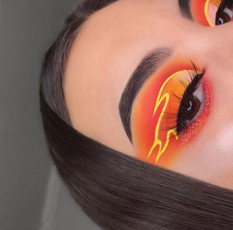 Maquillajes para cuando podamos salir a perrear hasta el suelo Fire Makeup, Halloweenský Makeup, Make Up Designs, Drag Make-up, Orange Makeup, Eye Makeup Looks, Make Up Videos, Makijaż Smokey Eye, Eye Makeup Designs