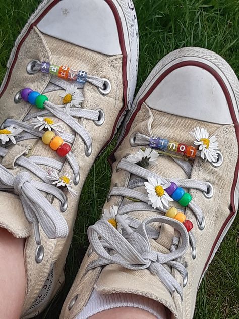 Converse Charms, Diy Converse, Shoelace Charms, Shoe Ideas, Embroidered Shoes, Aesthetic Shoes, Refashion Clothes, Dream Shoes, Shoe Charms