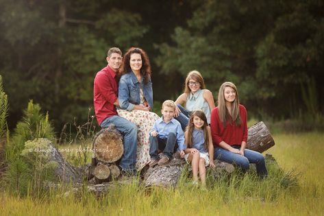 Family of 6 posed on logs by Carrollton Photographer Corey Sewell Large Family Poses, Family Photo Colors, Portrait Posing, Large Family Photos, Family Portrait Poses, Children Photography Poses, Sibling Photography, Family Of 6, Family Picture Poses