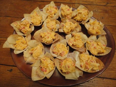 Pimento Dip, Edible Cups, Cheese Wontons, Wonton Cups, Wonton Recipes, Cheese Bites, Wontons, Pimento Cheese, Beakers