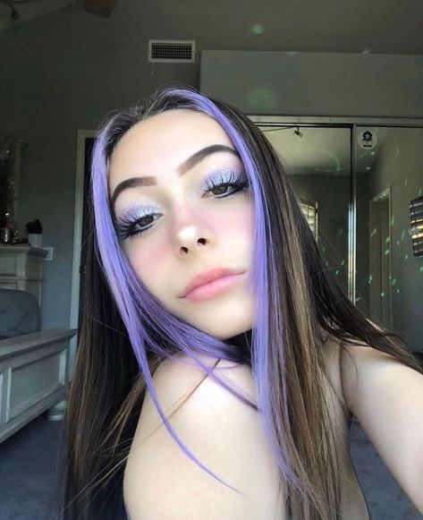 𝔸𝕖𝕤𝕥𝕙𝕖𝕥𝕚𝕔🧚🏻‍♀️ on Instagram: “Egirl vibes 😍 #egirl #purplehair #aesthetic #egirlvibes #goodvibes #makeup #cute #grunge #explorepage #viral #viral” Hair Color Streaks, Hair Streaks, Hair Color Pastel, Hair Color Purple, Short Hair Color, Purple Ombre, Dye My Hair, Hair Dye Colors, Hair Inspiration Color