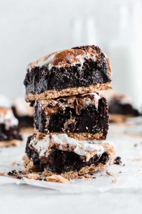 ‘Tis that time of year for yummy s’mores around the campfire! But you don’t need to have a big bonfire for these gooey layered s’mores brownies. They come together in minutes right inside your own kitchen and are the perfect summer treat for any chocolate lover! These brownies consist of three wonderful layers – a graham cracker crust, a ooey, gooey, dark chocolate brownie center, and a fluffy, toasty marshmallow top! These s’mores bars come together quickly and will satisfy a wide var… Graham Cracker Butter, Brownies Cheesecake, July Desserts, Dark Chocolate Brownies, Patriotic Desserts, Ice Cream Cookie Sandwich, Roasted Strawberries, 4th Of July Desserts, Easy Summer Desserts