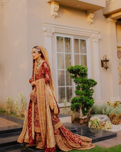 2,513 Likes, 16 Comments - Sara Idrees Portraits (@saraidrees_) on Instagram: “Anusha 🤍 #saraidreesportraits @official_drharoon @uzmaashfaqbridalstudio @neemarjewels” Dr Haroon Bridal, Dr Haroon, Wedding Lehenga, Custom Bridal, Bridal Couture, Asian Fashion, Timeless Classic, Pretty Dresses, Beautiful Outfits