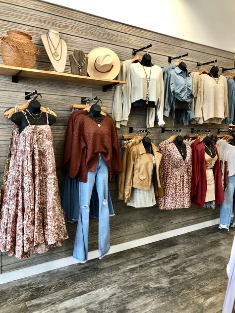 Store Clothing Display Ideas, Clothing Boutique Layout Ideas, Boutique Store Layout Floor Plans, Clothing Boutique Wall Display Ideas, Clothing Merchandising Displays, Slat Wall Boutique Display, Clothing Rack Ideas Boutique, Boutique Belt Display, Rustic Clothing Store