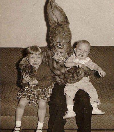 Vintage Bizarre, Easter Bunny Pictures, Easter Bunny Costume, Creepy Vintage, Creepy Photos, Awkward Family Photos, Slaap Lekker, Donnie Darko, Easter Photos