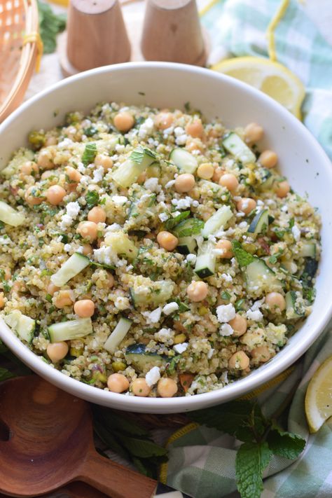 Lemon Herb Quinoa Salad - Julia's Cuisine Quinoa Calories, Summer Quinoa Salad, Pork Kebabs, Veggie Side Dish, Mediterranean Pasta Salads, Barbecue Side Dishes, Quinoa Dishes, Mediterranean Pasta, Hearty Salads