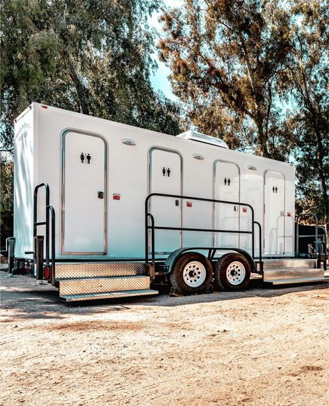 Portable Bathroom Wedding, Backyard Wedding Bathroom Ideas, Toilet Trailer Wedding, Portable Potty Ideas, Luxury Porta Potty, Outdoor Wedding Bathroom Ideas, Fancy Porta Potty, Portable Bathroom Ideas, Portable Bathroom Trailer