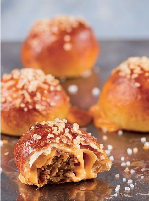 Pretzel Burger, Burger Bites, Party Food Recipes, Pretzel Cheese, Mini Meatballs, Pretzel Bun, Pretzel Crust, 50 Birthday, American Recipes