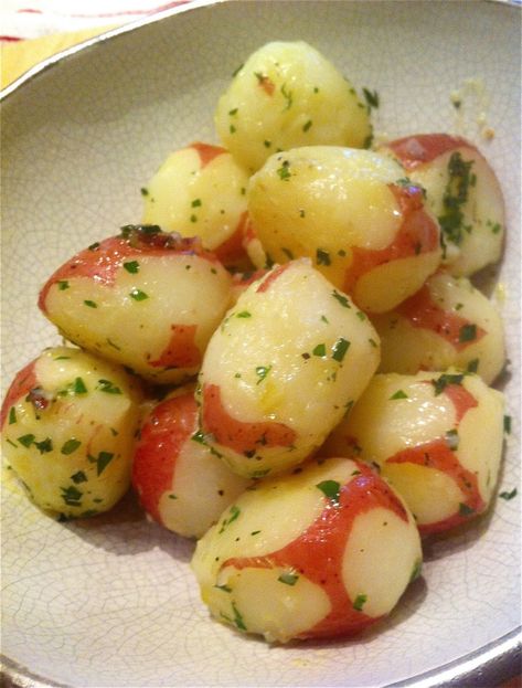 Buttery Boiled Baby Red Potatoes with Herbs | OMNIVOROUS Red Skin Potatoes Recipe, Potatoes With Herbs, Boiled Red Potatoes, Supper Meals, Red Potato Recipes, Red Potato, Red Skin Potatoes, Small Red Potatoes, Baby Red Potatoes