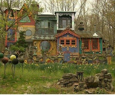 Love this house, I want to do this to andre's possum hut! (Old moss woman's secret garden - Bing Images) Colorful House, Bg Design, Hunting Cabin, Witch House, Artist House, Big Art, House In The Woods, In The Woods, My Dream Home