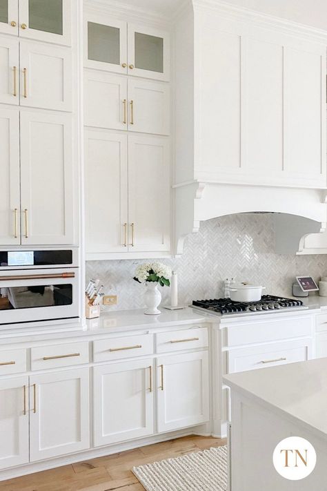 White Kitchen Hardware, White And Gold Kitchen, White Kitchen Designs, Small Kitchen Plans, Luxury Kitchen Designs, Modern White Kitchen Cabinets, Modern White Kitchen, Tall Kitchen Cabinets, Gold Kitchen