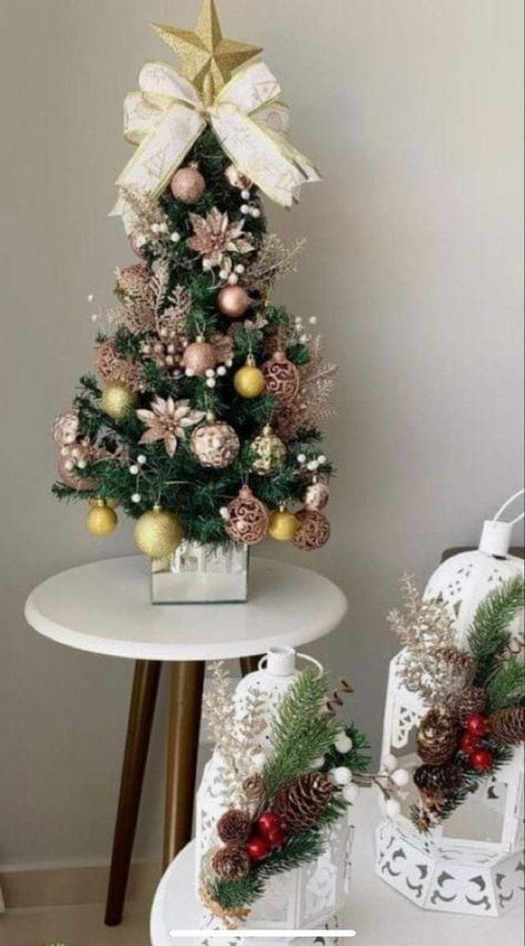 Mini Xmas Tree Decorating Ideas, Aesthetic Mini Christmas Tree, Small Tree Decor, Mini Tree Decorations Ideas, Mini Christmas Tree Decor, Mini Christmas Tree Ideas, Small Christmas Tree Ideas, Winter Tree Decorations, Pink Christmas Tree Decorations