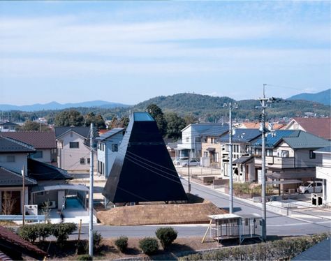 Raised House Plans, Pyramid Architecture, Architecture In Japan, Pyramid House, Small House Exterior, Raised House, Houses In Japan, Primitive Living, Sweet Station