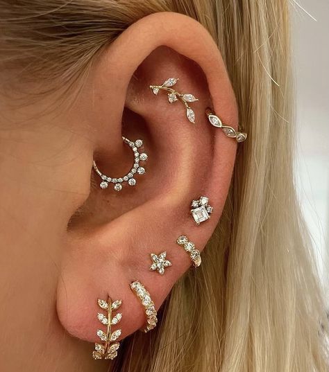 Ušný Piercing, Curated Ear, Cool Ear Piercings, Pretty Ear Piercings, Gold Body Jewellery, Cartilage Piercings, Cartilage Jewelry, Cute Ear Piercings, Labret Studs