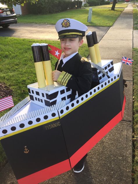 Titanic Halloween Costume, Titanic Prom, Halloween Costumes Coraline, Coraline Diy, Watching Spongebob, Titanic Boat, Titanic Costume, Watch Spongebob, Cardboard Boat