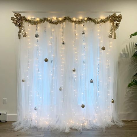 Ornament Photo Backdrop, Christmas Ornament Backdrop, Christmas Party Backdrop Ideas Diy Photo, Photo Backdrop With Lights, White Christmas Backdrop, Backdrop With Lights, Bows Garland, Christmas Lights Backdrop, Ornament Backdrop