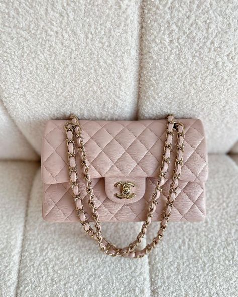 Mk Bags Michael Kors Mk Handbags, Coco Chanel Bags, Chanel Classic Small, Pink Chanel Bag, Mk Handbags Michael Kors, Chanel Rose, Louis Vuitton Messenger Bag, Minimalist Handbag, Chanel Classic Flap Bag