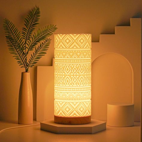 Illuminez votre espace avec cette superbe lampe de chevet artistique imprimée en 3D, conçue pour apporter une touche de style méditerranéen-bohème à n'importe quelle pièce. Fabriqué à partir de matériau PLA respectueux de l'environnement, l'abat-jour cylindrique blanc présente des motifs complexes, ajoutant une touche unique à votre décor. La base en bois massif complète le design, créant une pièce qui rehausse l'ambiance artistique de n'importe quelle chambre à coucher. Alimentée par un câble USB d'une puissance de 4 W, cette lampe est parfaite pour créer une atmosphère chaleureuse ou pour offrir à quelqu'un de spécial. Choisissez parmi deux styles de motifs et deux modèles en fonction de vos préférences d'éclairage. Que vous préfériez la simplicité de trois tons (blanc, blanc chaud, jaun Table Lamp Boho, Cool Desk Lamp, Boho Lamps Bohemian Decor, Boho Bedside Lamp, Mediterranean Bohemian, Bed Side Lamp, Boho Mediterranean, Mediterranean Table, Modern Cozy Bedroom