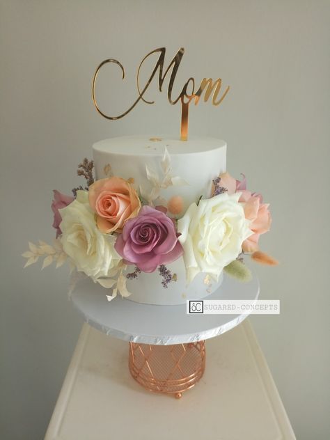 Roses, cake topper. Mom's birthday cake. Mothers day cake idea. Mom Cake Topper, Cake Mothers Day, Mummy Cake, Cake For Mom, Roses Cake, Birthday Cake For Mom, 59 Birthday, Elegant Cake, Mothers Day Cake