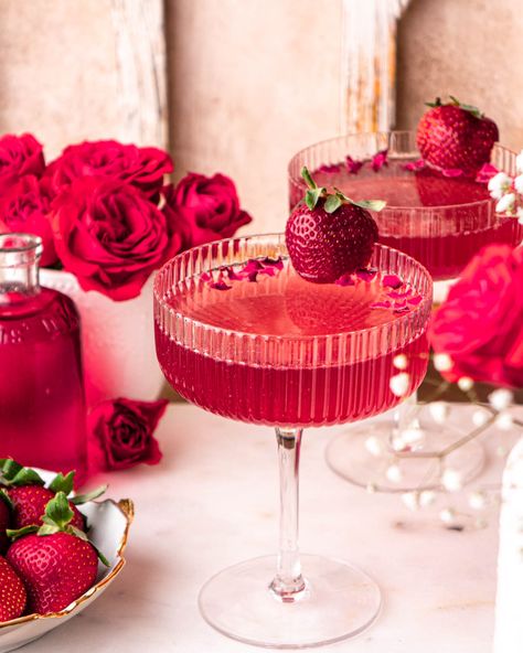 Galentines Cocktails, Bloom Bakery, Cocktails Made With Gin, Rose Drink, Cocktail Rose, Valentine Cocktails, Rose Syrup, Strawberry Cocktails, Strawberry Rose