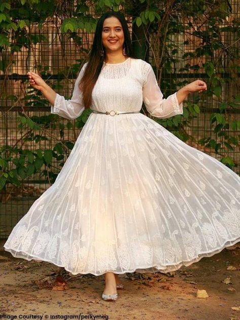 Chikankari Frock, Khadi Kurta, Anarkali Frock, Traditional Indian Dress, Anarkali Kurti, Party Kleidung, Raksha Bandhan, Fashion Attire, Beautiful Gowns