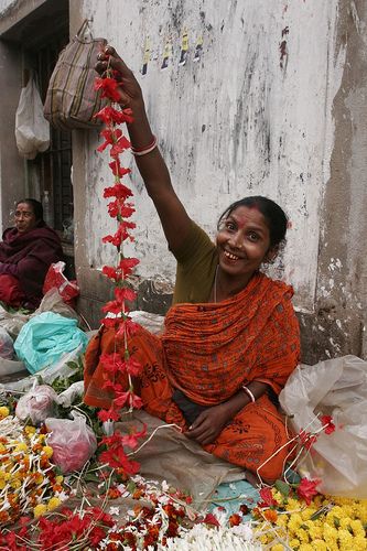 Flower seller, Calcutta☆ ◦●◦ ჱ ܓ ჱ ᴀ ρᴇᴀcᴇғυʟ ρᴀʀᴀᴅısᴇ ჱ ܓ ჱ ✿⊱╮ ♡ ❊ ** Buona giornata ** ❊ ~ ❤✿❤ ♫ ♥ X ღɱɧღ ❤ ~ Tues 24th Feb 2015 Flower Seller Photography, Flower Seller, Amazing India, Indian People, India Culture, India Photography, Colourful Flowers, India People, Indian Aesthetic