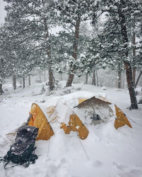 Winter Camping Hacks - Want more information and details? Click to visit for more tips. Camping In The Snow, Winter Camping Aesthetic, Camping Cold Weather, Camping Trip Checklist, Dyatlov Pass, Cold Camping, Camping Winter, Camping Projects, Vintage Hiking