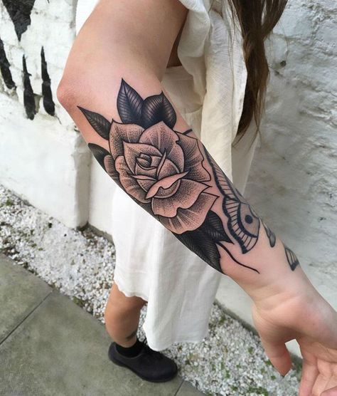 Hip Tattoo Quotes, White Rose Tattoos, Skull Sleeve Tattoos, Tattoo Old School, Black Rose Tattoos, Handpoke Tattoo, Tattoo Convention, Lace Tattoo, Tattoo Cover