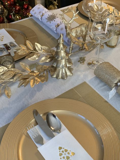 Easy gold Christmas table decor White And Gold Christmas Table, Gold Christmas Table Decor, Christmas Dinner Table Decorations, Gold Christmas Table, Dinner Table Decorations, Gold Table Decor, Christmas Boards, Xmas Table, Table Garland